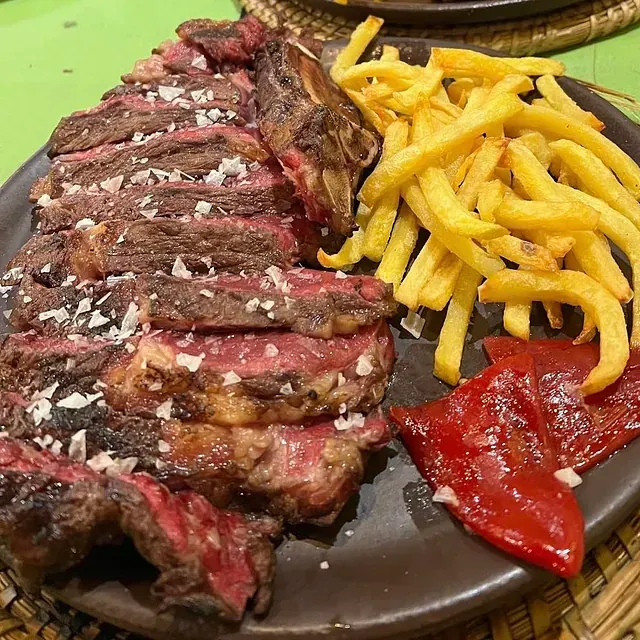 Un plato de bistec y papas fritas en una mesa