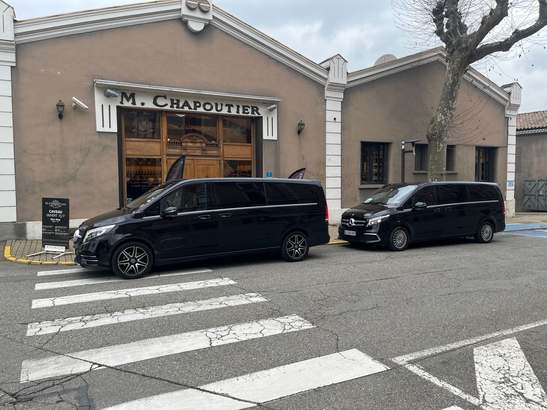 Deux vannes noires devant une maison