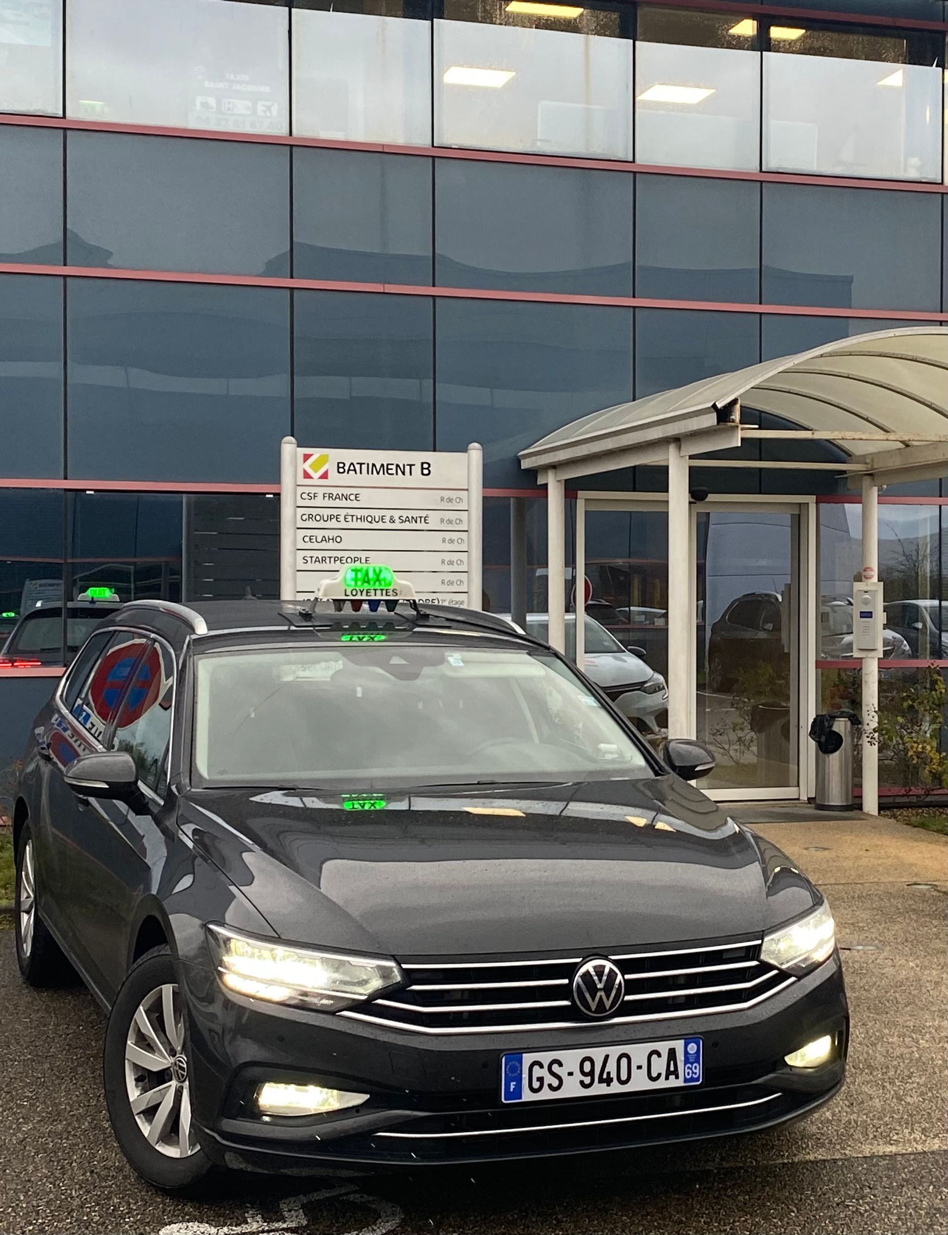 Voiture noire vu de face