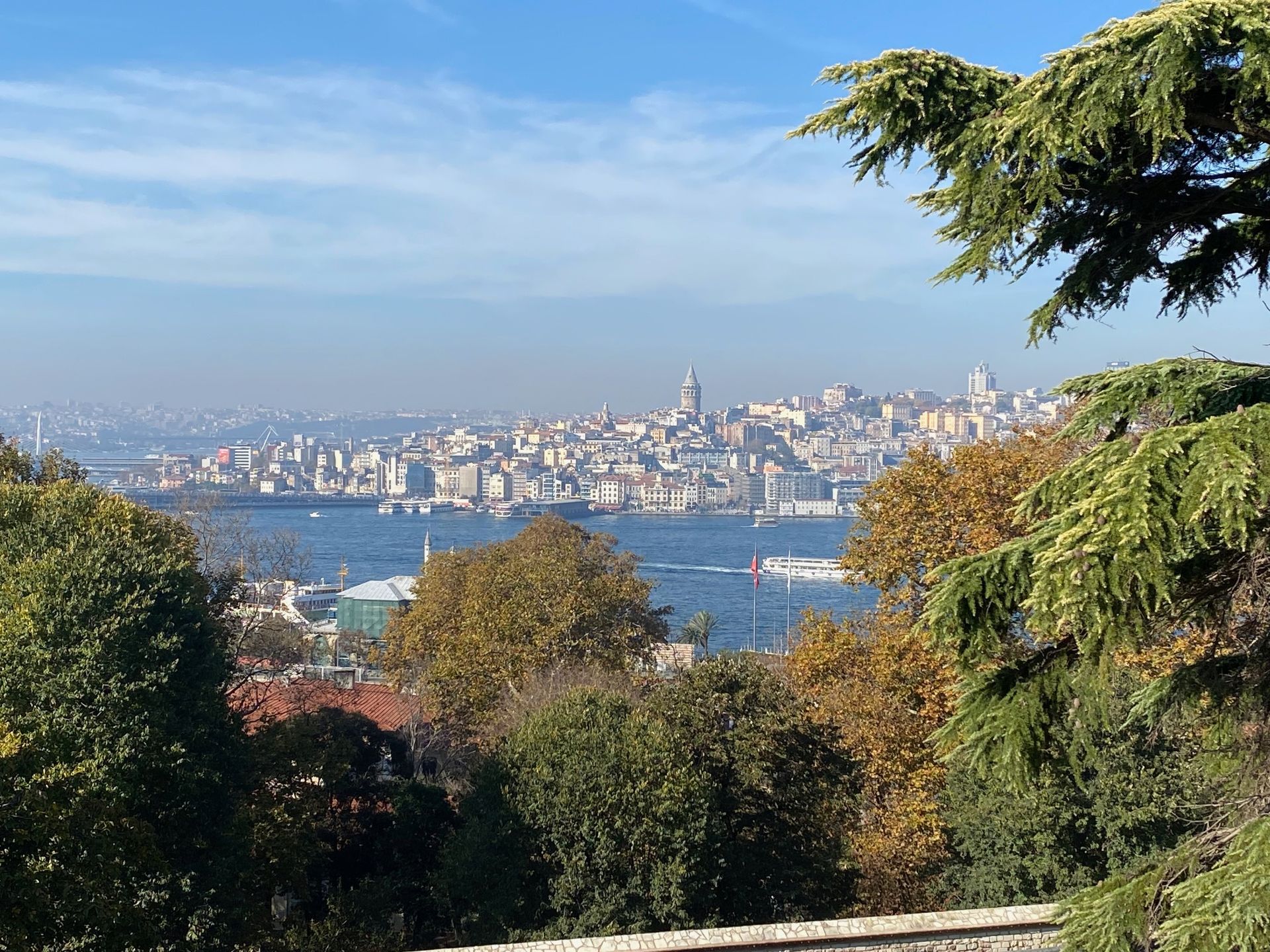 Paysage vu sur la mer et une ville en fond
