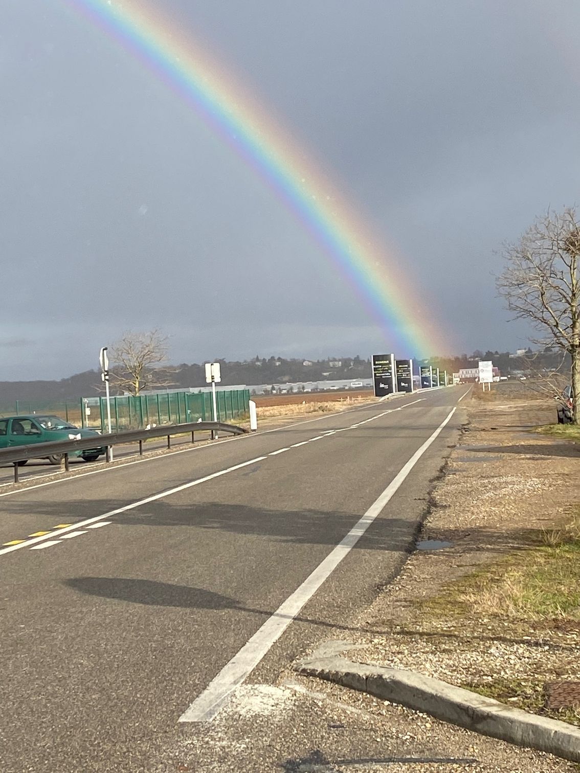 Route avec vu surr un arc-en-ciel