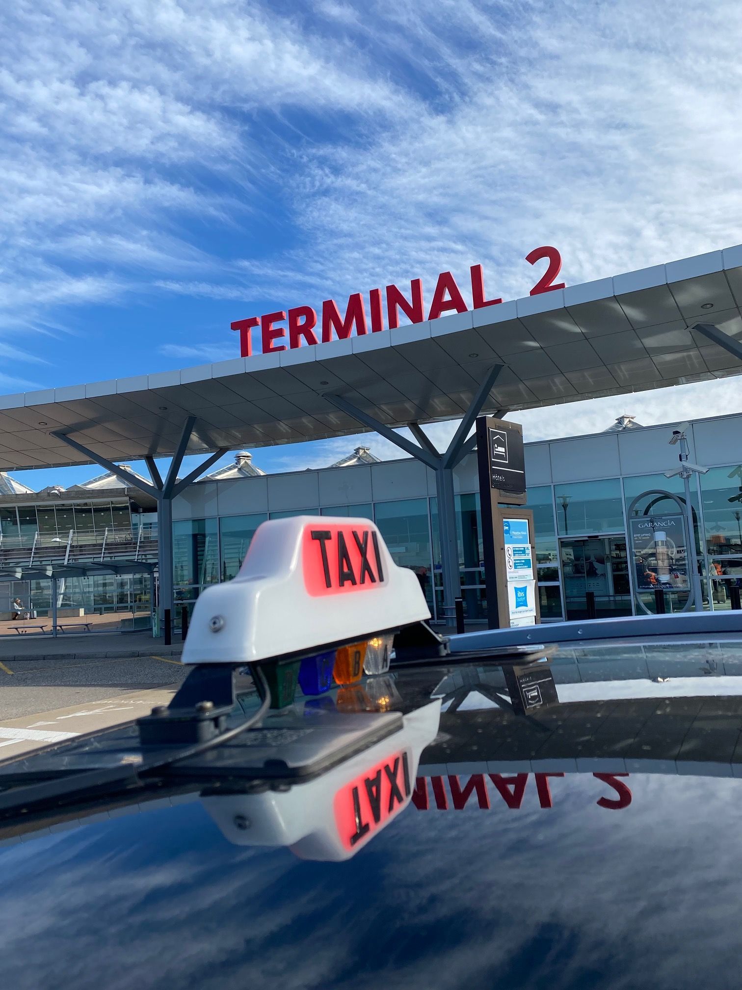 Terminal 2 avec zoom sur haut d'un taxi