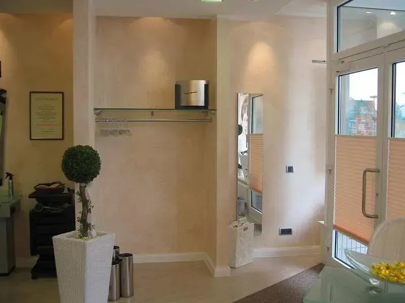 Spachteltechnik im Eingangsbereich eines Ladens