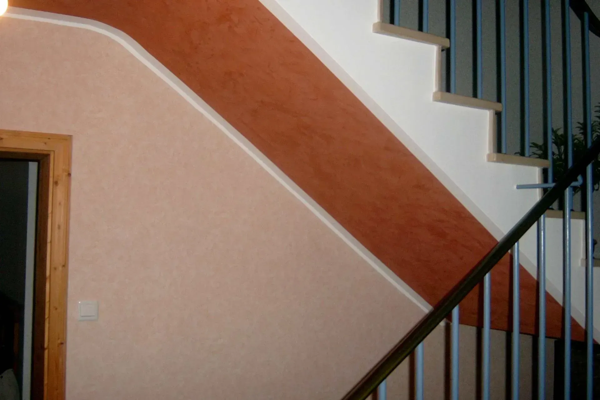 Spachteltechnik an einem Treppenaufgang in orange