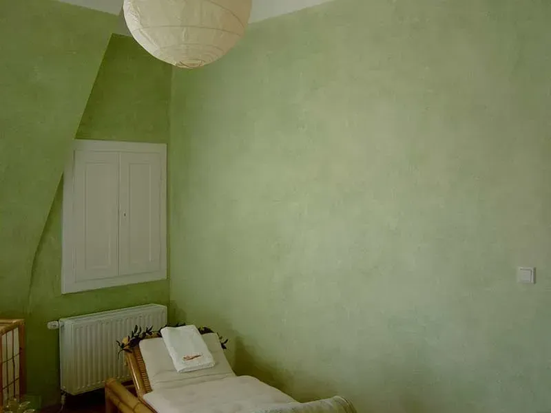 Grüne Spachteltechnik im Ruheraum