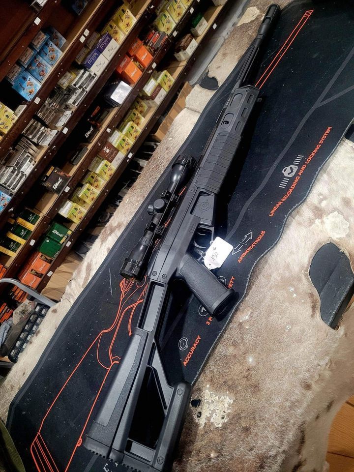 Arme pour le tir sportif devant le rayon munitions de l'armurerie