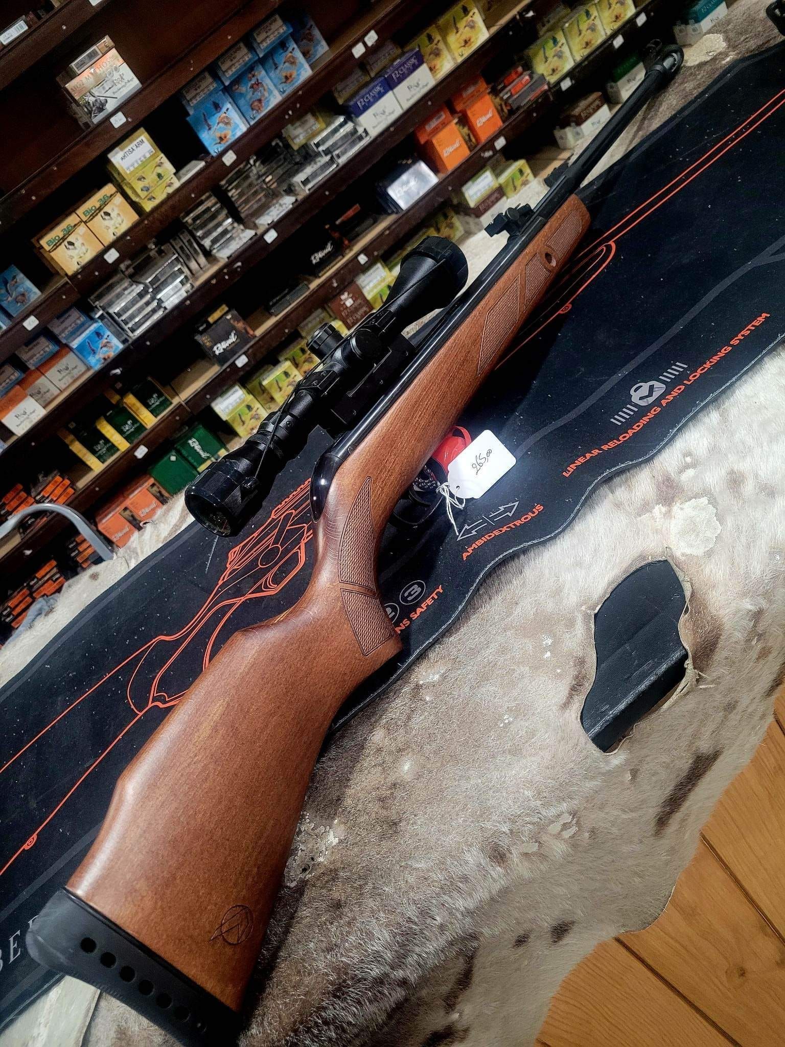 Fusil avec crosse en bois, devant le rayon des munitions du magasin