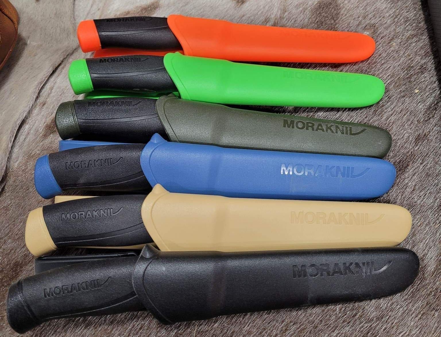 Lot de couteaux de couleurs variées avec manches et étuis en plastique