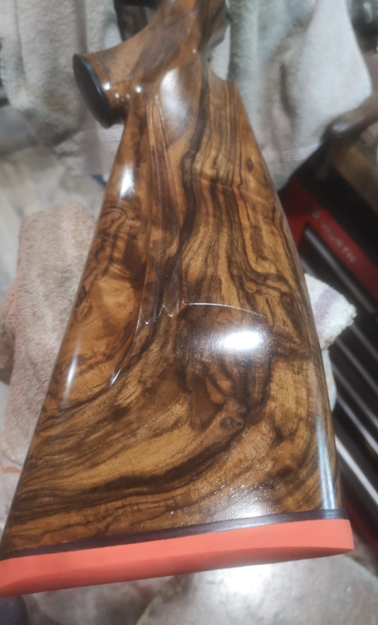 Crosse de fusil en bois avec veinures