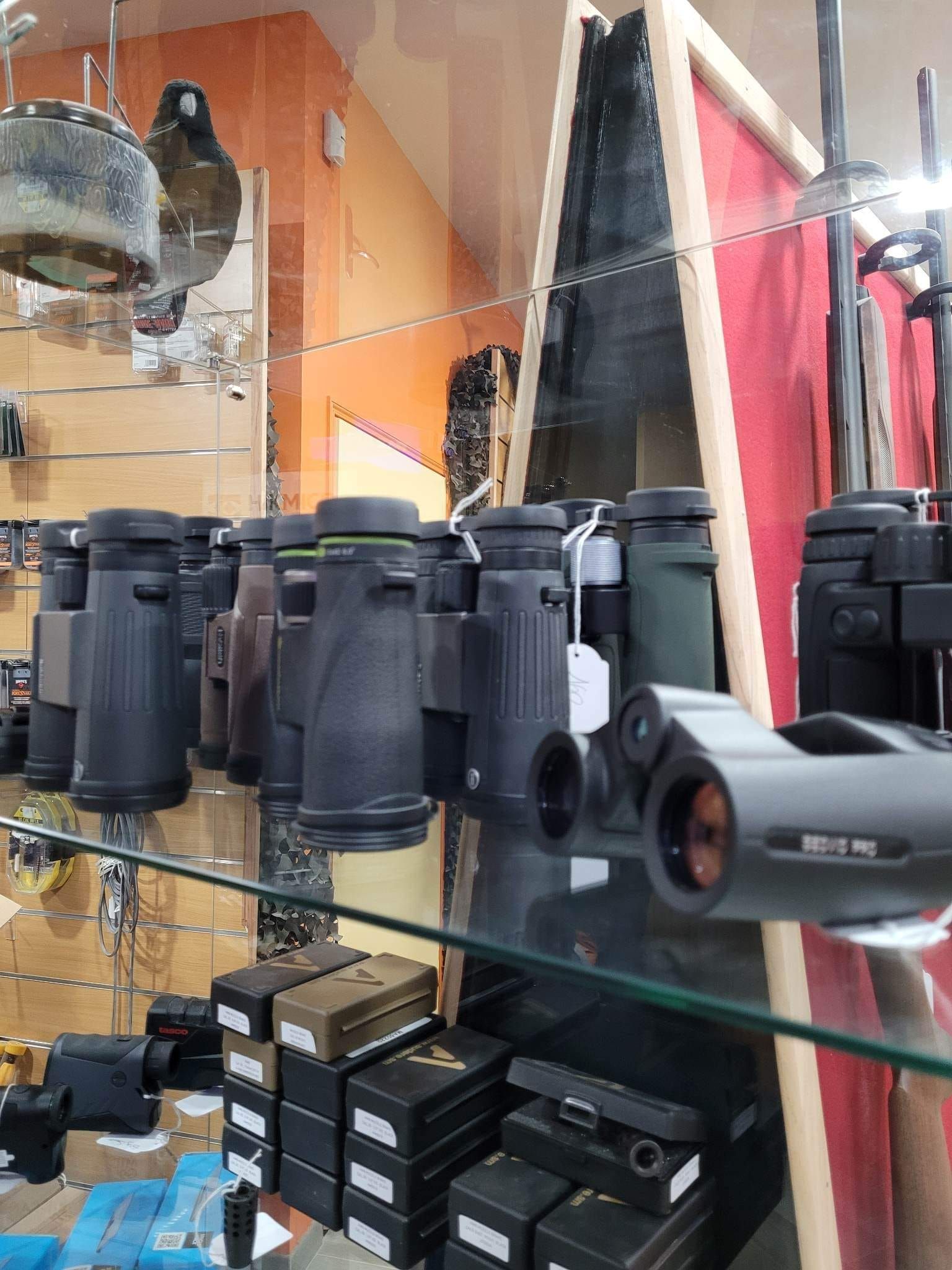 Étagère avec des jumelles, rayon optique de l'armurerie