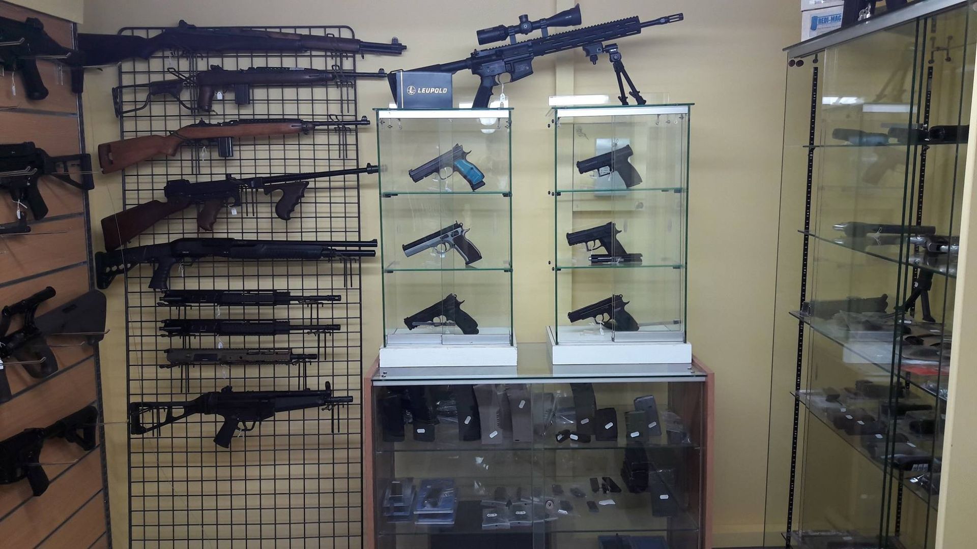 Pistolets dans des vitrines fermées et sécurisées et carabines