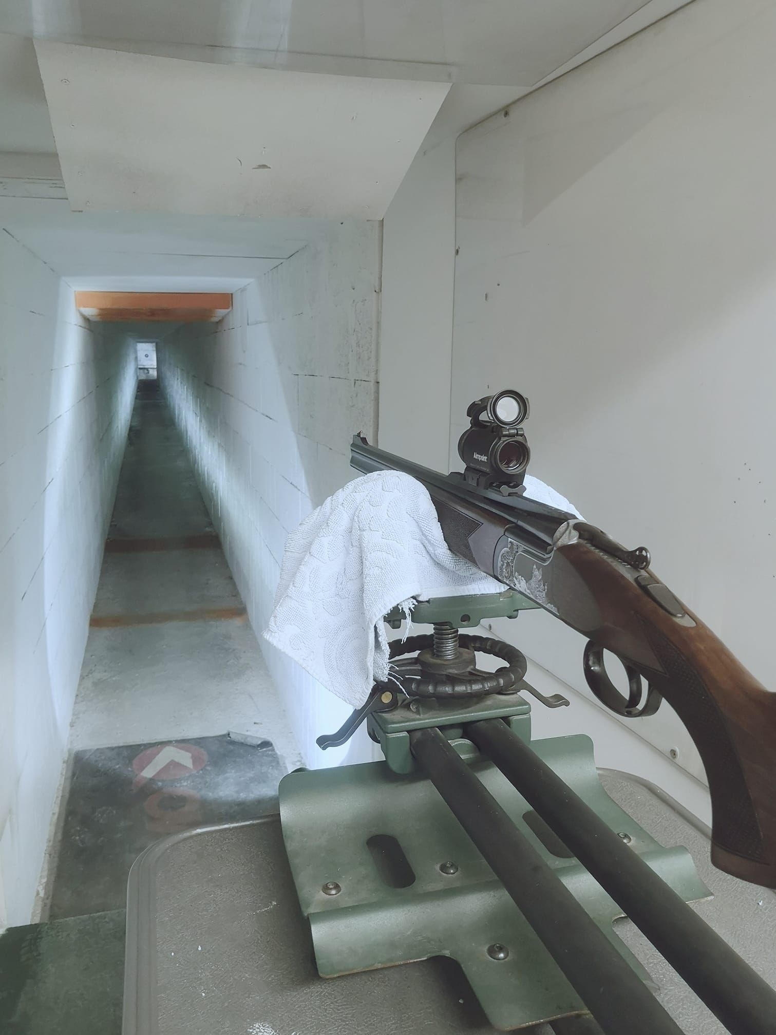 Tunnel de tir avec gros plan sur un fusil
