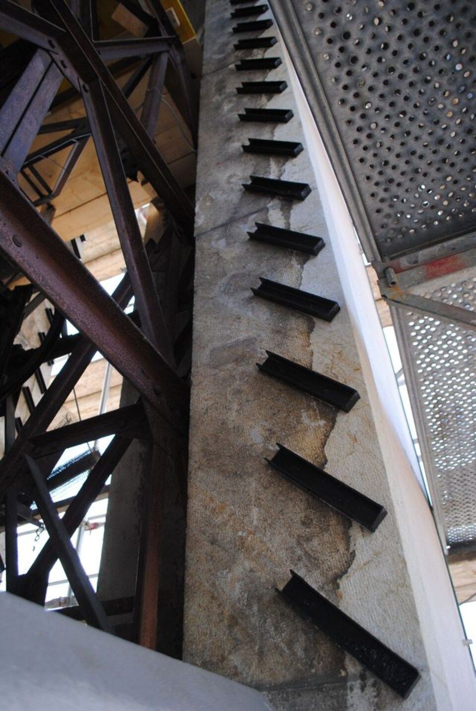 structure métallique avec des escaliers qui la montent