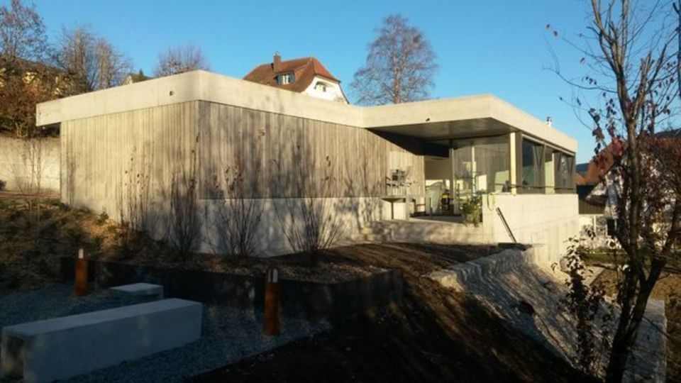Construction d'une maison avec de nombreuses fenêtres
