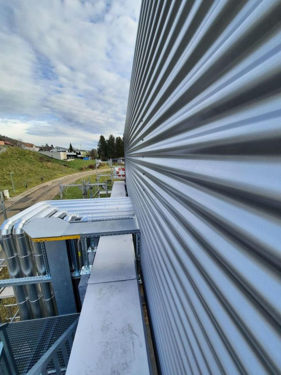 Bâtiment industriel avec un mur métallique