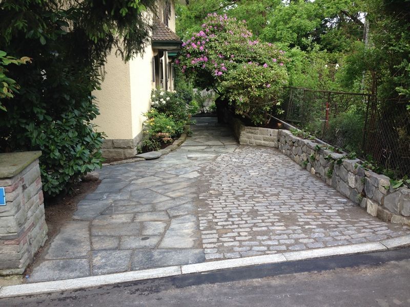 Hauseingang mit Naturstein