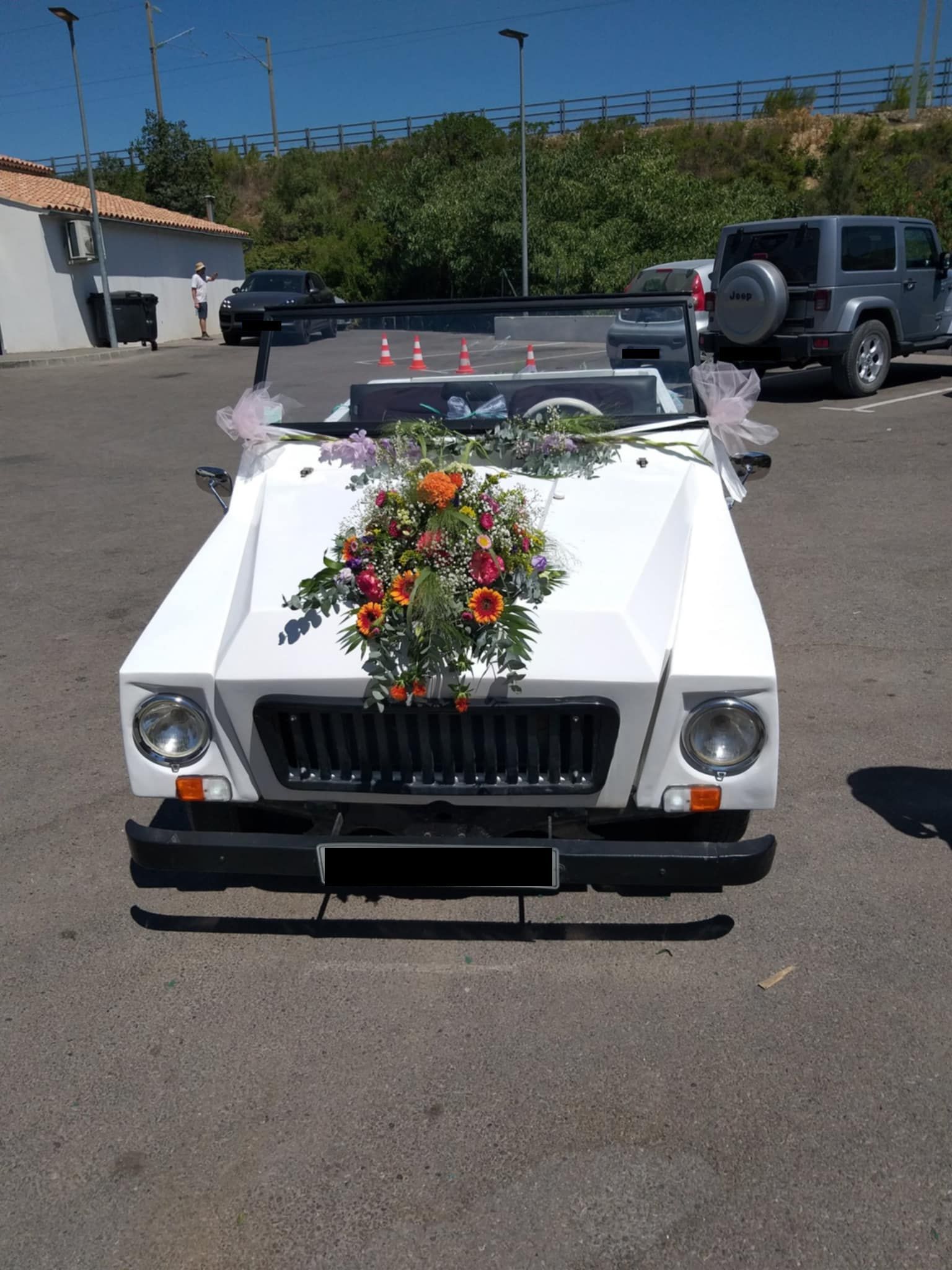 Décoration de mariage sur une voiture blanche de collection décapotable