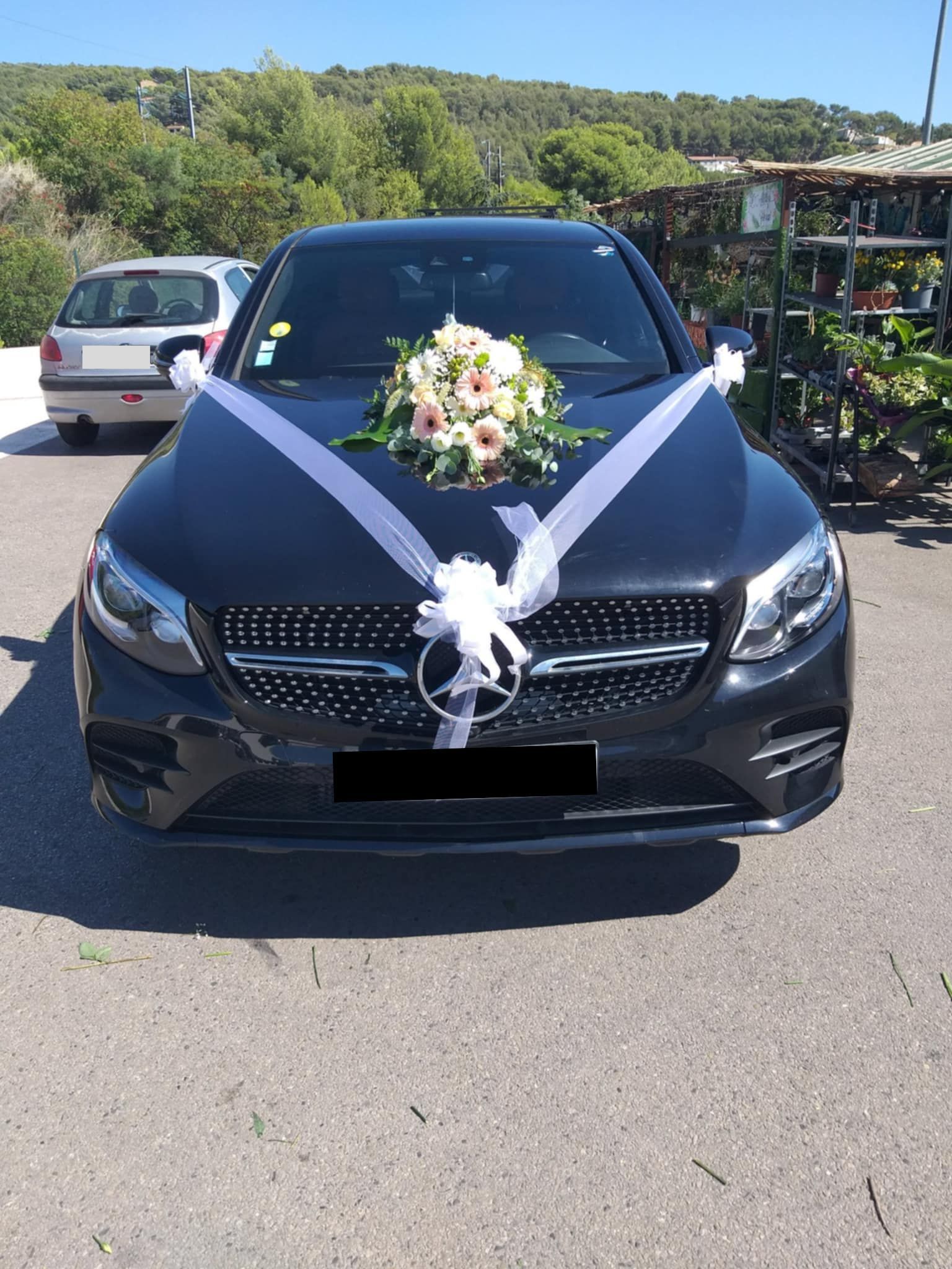 Décoration de mariage sur une Mercedez noire