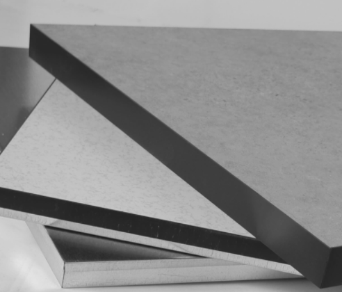 Paneles compuestos grises y negros apilados, mostrando bordes y superficies planas.