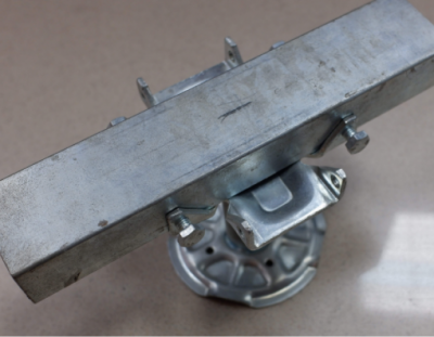 Enganche de remolque de metal plateado.