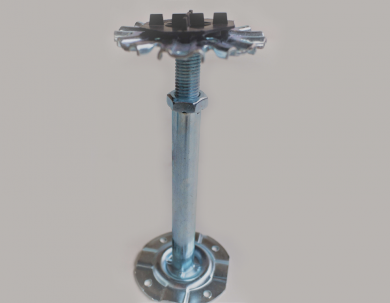 Soporte regulable de metal con cabezal en forma de flor y base, sobre fondo blanco.