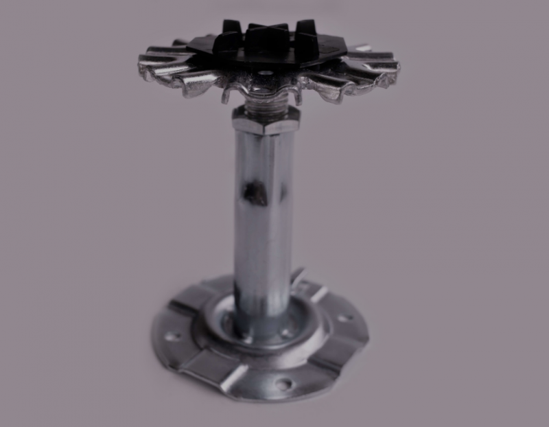 Soporte de pedestal regulable para tarima, metálico, con base circular y soporte superior.