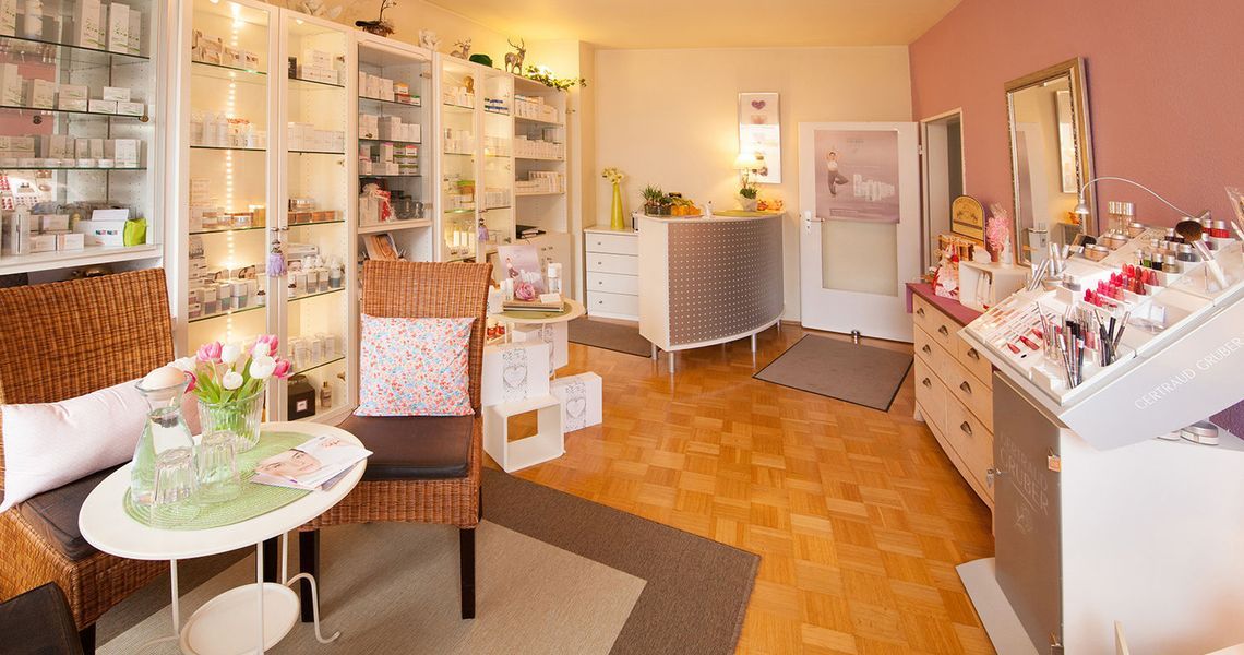 Ein Wohnzimmer voller Möbel und einem Tisch.