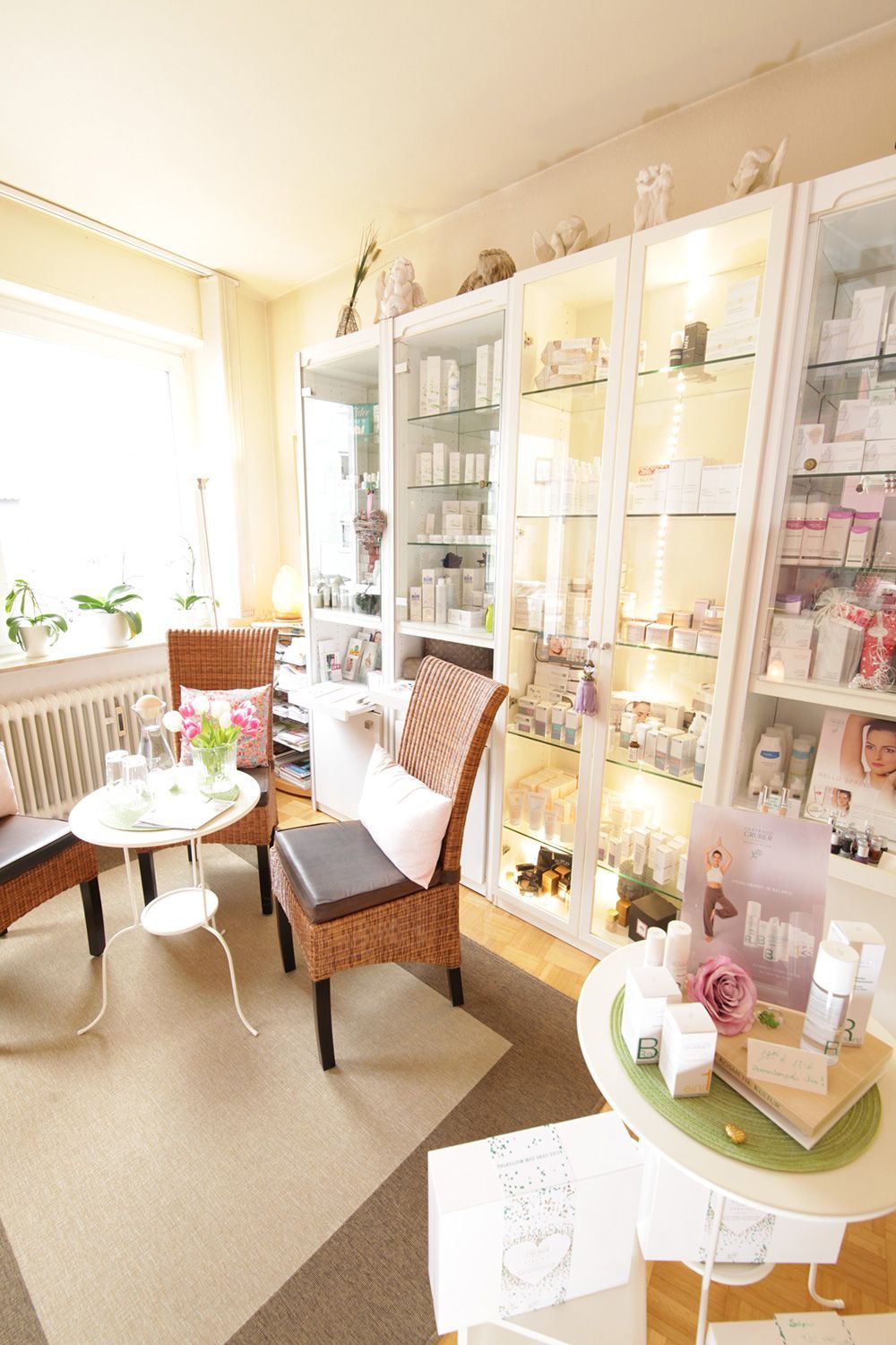 Ein Wohnzimmer mit Tisch, Stühlen, Regalen und Fenster.