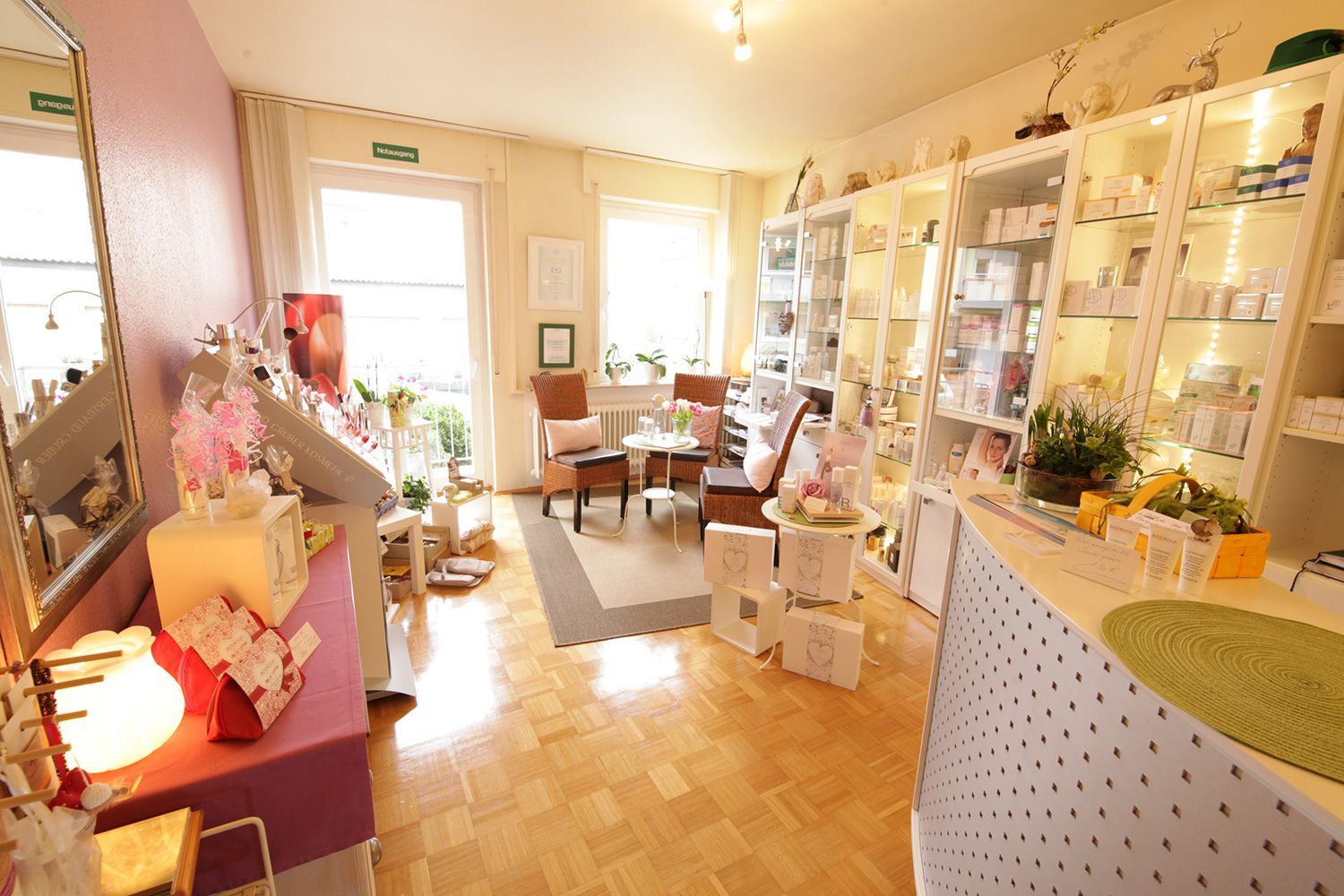 Ein Wohnzimmer mit vielen Möbeln und Regalen