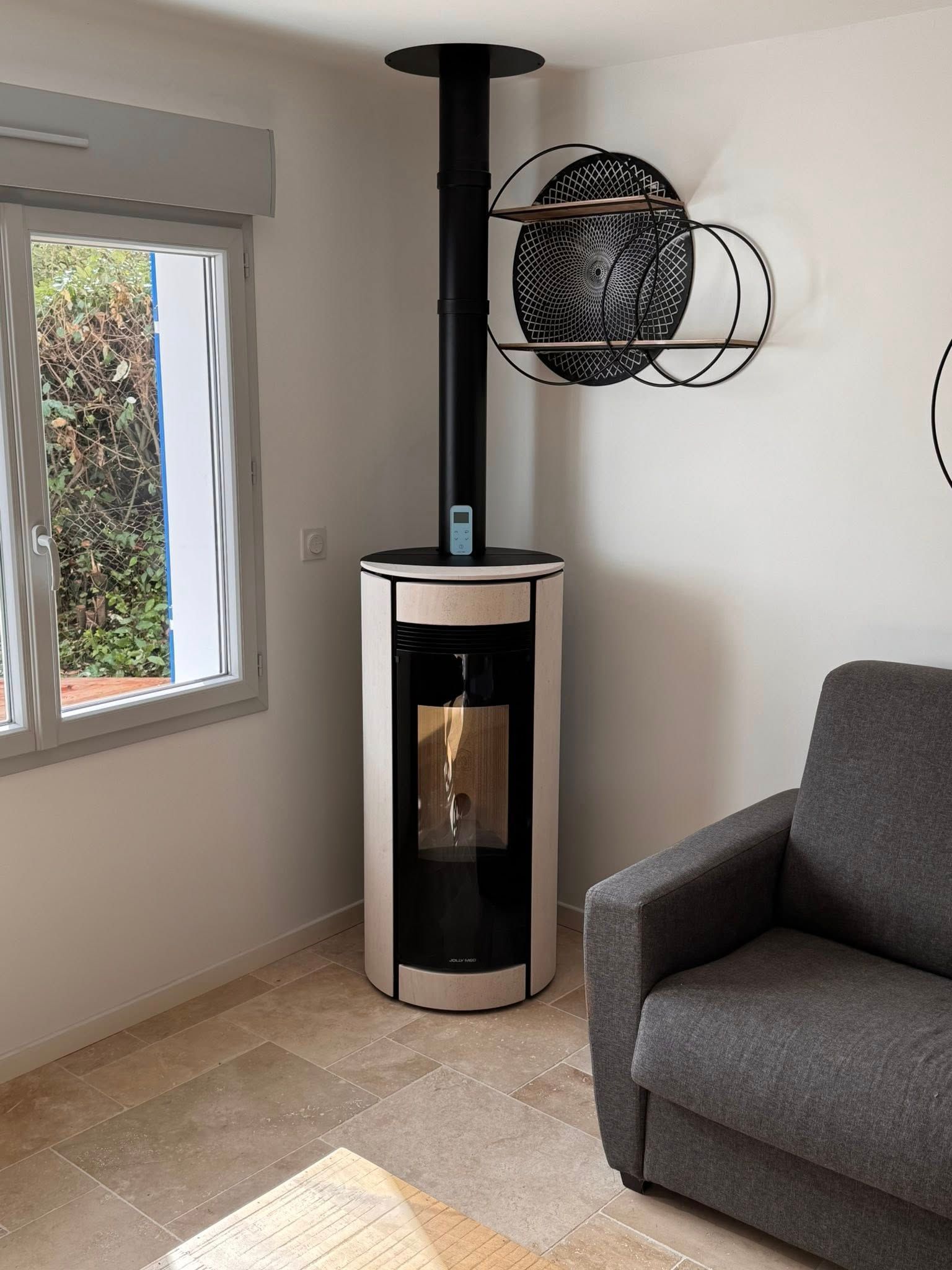 Salon moderne avec un poêle à bois