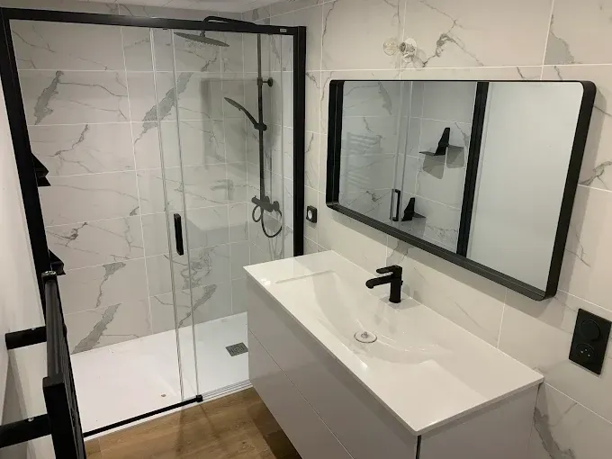 Salle de bains moderne avec douche carrelée en marbre blanc