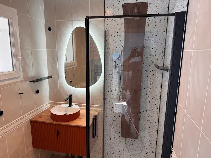 Salle de bains moderne avec meuble-lavabo en bois