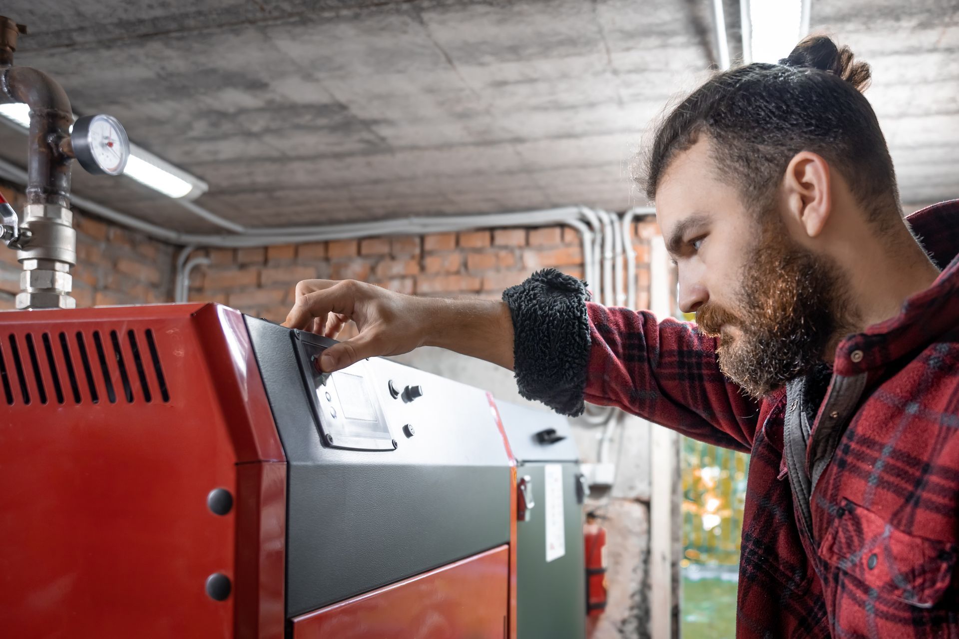 Un homme ajuste les commandes d'une machine