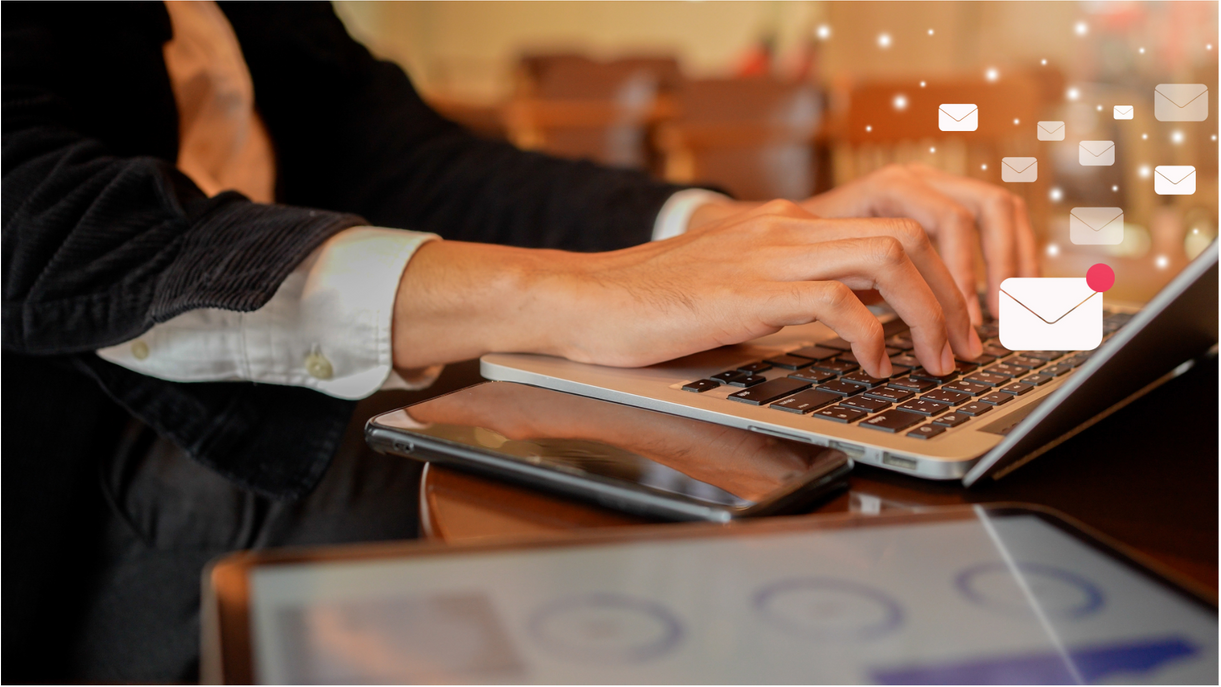 Persona che invia e-mail dal laptop