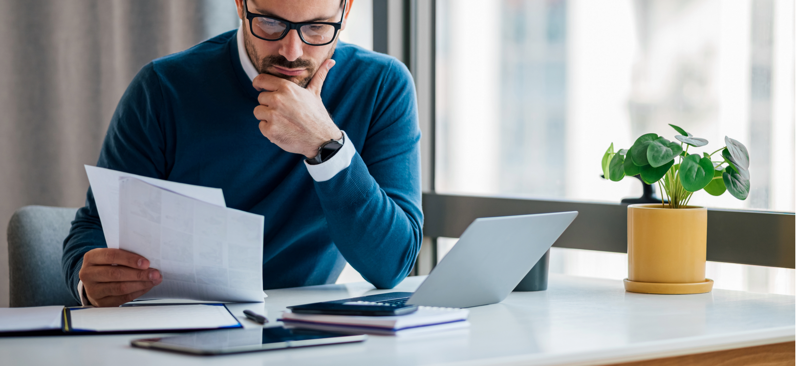 Titolare di un’attività che valuta il proprio sito web al computer
