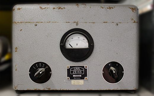 Eine graue Box mit dem Wort Zeiss darauf