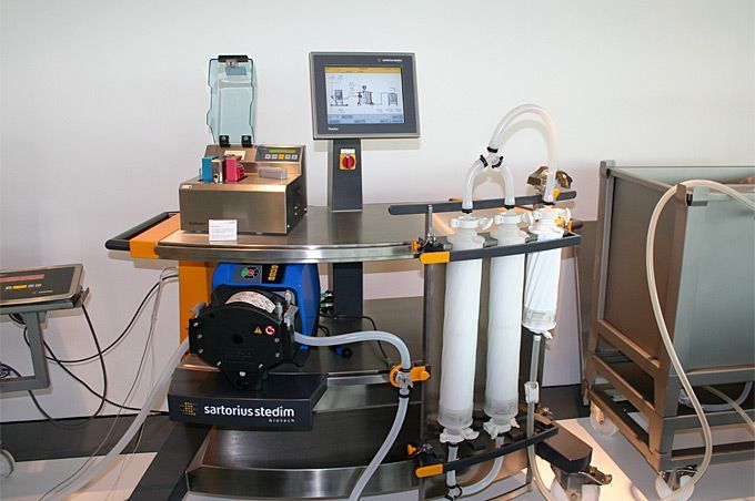 Auf einem Tisch steht eine Maschine mit einem Monitor darauf