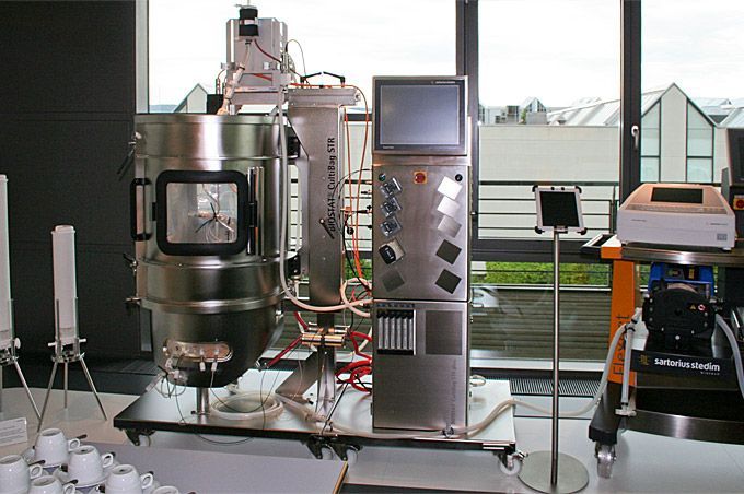 Eine Edelstahlmaschine mit einem Monitor darauf