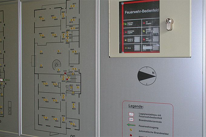 Eine Wand mit einer Uhr und einer Karte darauf