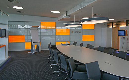 Ein Konferenzraum mit einem langen Tisch und Stühlen