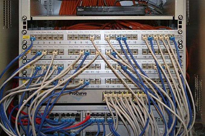 Eine Reihe von Kabeln sind mit einem Server verbunden.