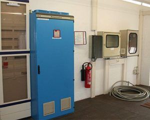 Ein Raum mit einem blauen Schrank und einem Feuerlöscher an der Wand