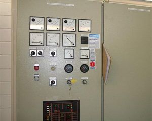 Ein Bedienfeld mit zahlreichen Knöpfen und Anzeigen.