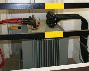 Ein Transformator mit einem Bündel daran befestigter Drähte