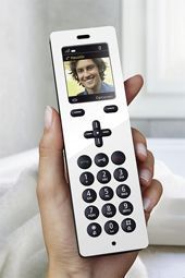 Eine Person hält eine Fernbedienung mit dem Bild eines Mannes darauf.