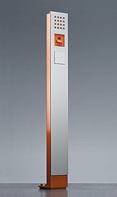 Ein hoher Metallmast mit einem Lichtschalter darauf