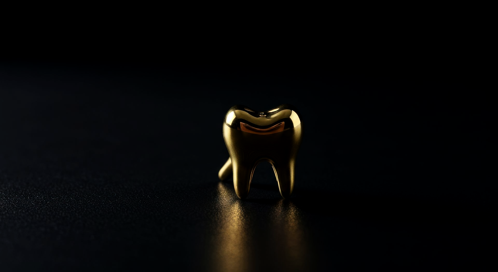 Dent en or sur fond sombre avec lumière réfléchie