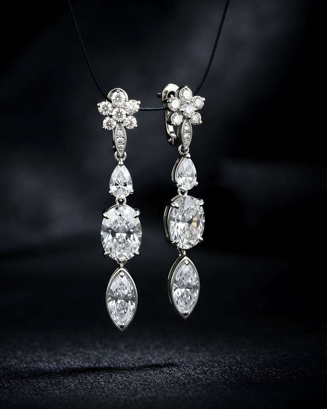Paire de boucles d'oreilles pendantes en diamant sur fond noir