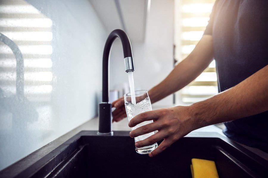 Robinet d'eau qui coule dans un verre