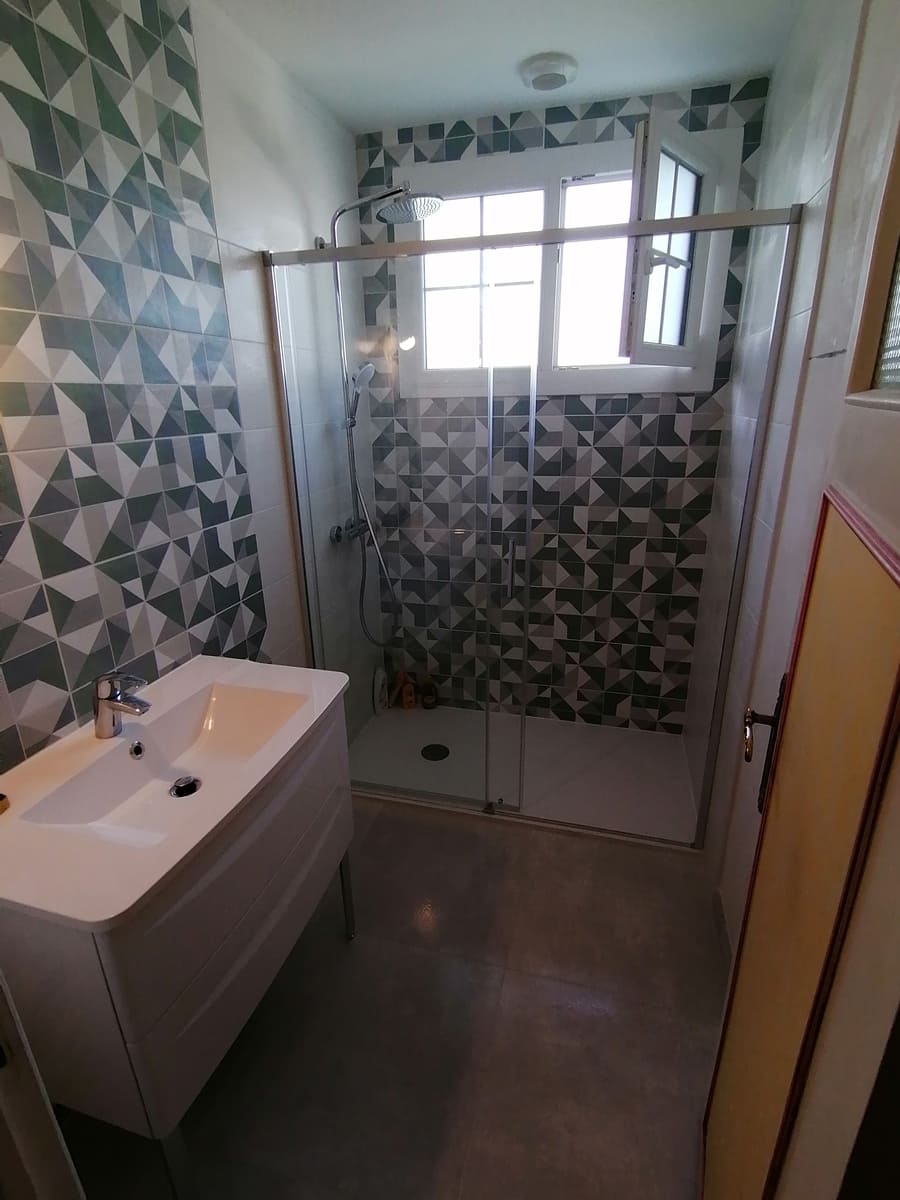 Salle de bains rénovée avec une douche en remplacement de la baignoire